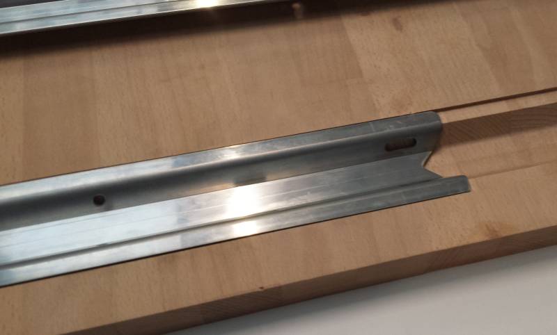 Profilé raidisseur V pour table
